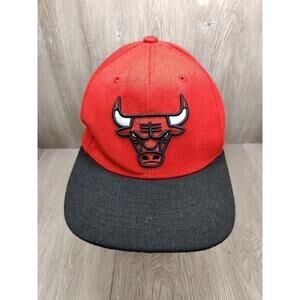 Chicago Bulls Men's SnapBack Hat NBA Mitchell & Ness Red‎ Black Adjustable